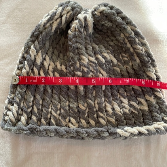 NWT - Hand-knitted hat - Picture 5 of 7